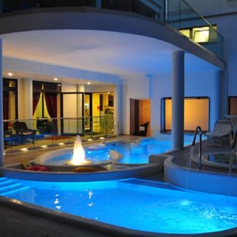 147081587050-piscinacopertariscaldata-s4
